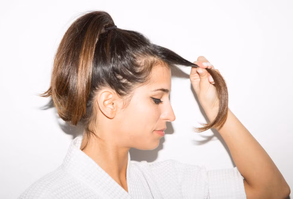 Nếu tóc bạn thuộc tuýp tóc dầu và nhanh bị bết, đặc biệt là phần mái. Hãy buộc tóc và gội phần mái như thế này để giúp bạn tiết kiệm thời gian.