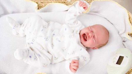 Khi trẻ sốt, không nên ủ trẻ khiến thân nhiệt càng tăng cao, gây nguy cơ sốt co giật, cũng không được chườm đá, lạnh. Bởi việc chườm đá, lạnh chỉ giúp làm mát tại vị trí chườm, còn thực tế, nó sẽ gây co mạch khiến nhiệt càng khó thoát ra ngoài hơn, gây sốt cao hơn.