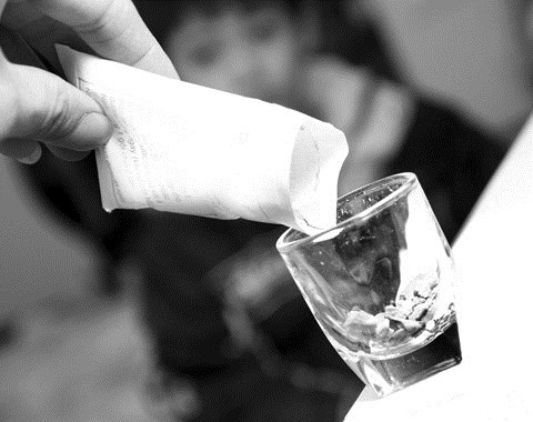 Dùng men tiêu hóa cho trẻ dưới 6 tháng tuổi. Cha mẹ không nên cho trẻ dưới 6 tháng tuổi uống men tiêu hóa vì ở độ tuổi này hệ tiêu hóa của trẻ chưa ổn định dễ dẫn đến tiêu chảy nếu dùng không đúng cách, gây ảnh hưởng đến đường tiêu hóa của trẻ về sau.