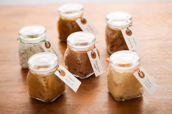 Ngoài ra, việc vệ sinh da thật sạch là điều cần thiết nhằm đảm bảo cho những lỗ chân lông không bị bít bởi chất dầu và bụi bẩn. Sử dụng sữa tẩy tế bào chết cho da mặt mỗi tuần 2 lần. Hỗn hợp bột gạo và nước hoa hồng chính là dung dịch tẩy tế bào chết cho da mặt lý tưởng nhất. Đối với loại da dầu (thường rất dễ bị bít lỗ chân lông), bạn có thể dùng hỗn hợp này để tẩy tế bào chết mỗi ngày. Việc tẩy tế bào chết sẽ giúp da mượt và sáng hơn.