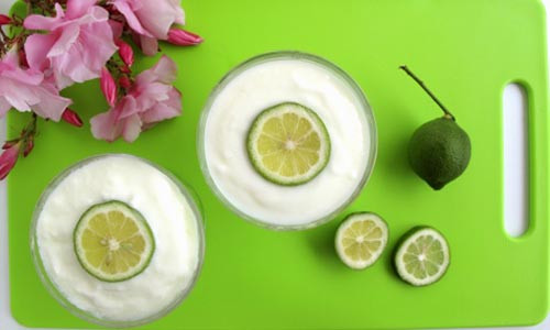 Mặt nạ miếng dưỡng da, bạn cũng có thể tự chế từ sữa chua + nước cốt chanh. Sữa chua làm mềm da mặt và phục hồi lớp phủ axit tự nhiên trên da mặt, giúp tẩy tế bào chết và làm se khít lỗ chân lông - một trong những điều cần thiết để tránh cho làn da bị mụn và nhờn màu nồm ẩm. Bên cạnh đó nó cũng cung cấp cho da những dưỡng chất hữu ích để chống lại tác nhân gây hại cho làn da từ môi trường bên ngoài.