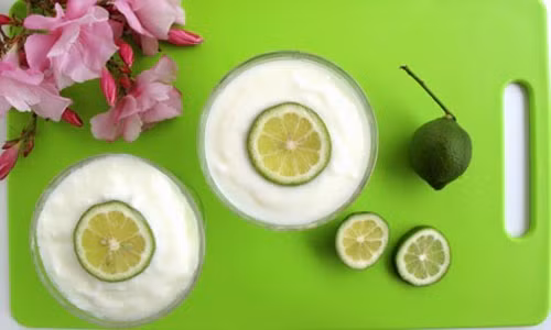 Mặt nạ miếng dưỡng da, bạn cũng có thể tự chế từ sữa chua + nước cốt chanh. Sữa chua làm mềm da mặt và phục hồi lớp phủ axit tự nhiên trên da mặt, giúp tẩy tế bào chết và làm se khít lỗ chân lông - một trong những điều cần thiết để tránh cho làn da bị mụn và nhờn màu nồm ẩm. Bên cạnh đó nó cũng cung cấp cho da những dưỡng chất hữu ích để chống lại tác nhân gây hại cho làn da từ môi trường bên ngoài.