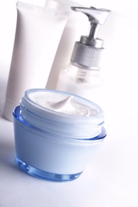 Kem dưỡng da. Không ít cô nàng lầm tưởng rằng trong tiết trời nồm như thế này, việc dưỡng ẩm cho da là không còn cần thiết. Vậy nhưng sự thật là ngay cả khi môi trường bên ngoài có ẩm ướt như thế nào, da chúng ta vẫn có nguy cơ bị thiếu nước và trở nên khô ráp. Việc bỏ bê da trong thời gian này chỉ khiến tuyến dầu trên da hoạt động mạnh mẽ hơn và đây có thể là nguyên nhân tiềm tàng của những đốm mụn đáng ghét.