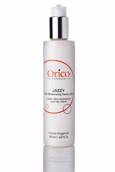 Kem dưỡng tay Orico dạng sữa dưỡng giúp chống lại các tác nhân oxy hóa. Thành phần của loại kem dưỡng này bao gồm tinh dầu cây baobab, tinh dầu quýt giúp da tay luôn mềm mượt.