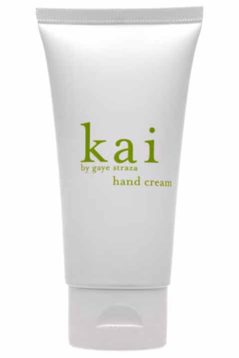 Với các thành phần từ dầu bơ, dầu hướng dương, dầu cây rum và tinh chất bơ, loại kem dưỡng Kai phát huy hiệu quả trong việc bảo vệ độ ẩm và chống lão hóa cho da tay.