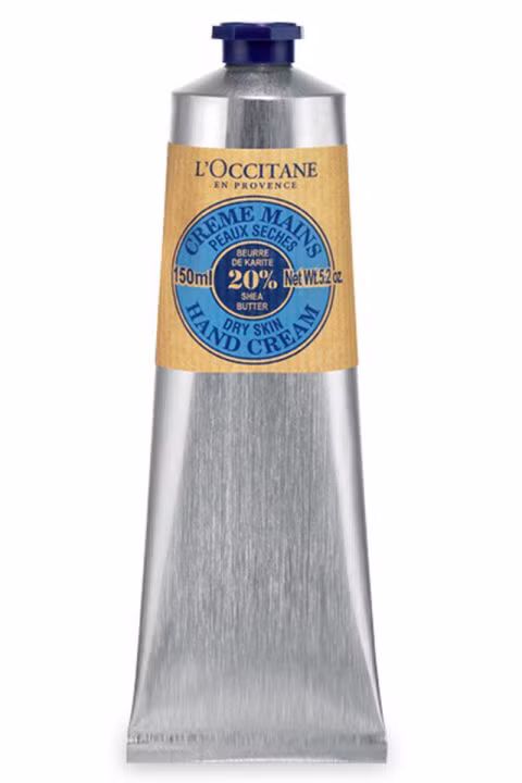 Kem dưỡng tay bán chạy nhất thế giới.30ml là size phổ biến đối với kem dưỡng da tay của L’Occitane, tuy có hơi bé nhỏ nhưng rất tiện để bạn có thể luôn mang theo bên người, chiều chuộng đôi bàn tay khi làm việc mệt mỏi ở văn phòng hay đang ở những nơi có gió điều hòa gây khô da, mất độ ẩm. Da tay hay da mặt đều nhanh chóng bị lão hóa nếu không được cấp ẩm thường xuyên và đều đặn.