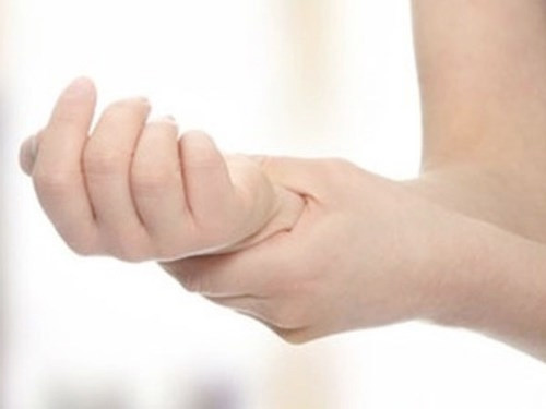 Tuy nhiên, những chị em bị rong kinh cũng có thể gặp phải hội chứng này do sự rối loạn kinh nguyệt. Triệu chứng sốc độc tố có thể gặp bao gồm sốt cao, tiêu chảy, đau cổ họng, cảm thấy rất yếu ớt, tay chân tróc da, huyết áp xuống thấp gây nguy hiểm cho tính mạng.