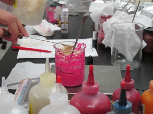 Son môi bao gồm các thành phần sáp, chất tạo màu và kem giữ ẩm. Mỗi hãng sản xuất sẽ pha trộn các thành phần theo một công thức bí mật của họ.