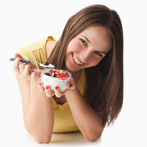 Sữa chua giúp đẹp da. Bạn có biết rằng, sữa chua chứa hàm lượng nước khá cao mặc dù kết cấu của nó khá đặc. Đồng thời, sữa chua còn chứa lượng men sinh học lành mạnh giúp hỗ trợ tiêu hóa và giữ cho đường ruột của bạn khỏe mạnh. Ngày nay, sữa chua đang được bán rấtngoài sữa chua nguyên chất, bạn có thể thử nhiều loại sữa chua với những hương vị khác nhau.