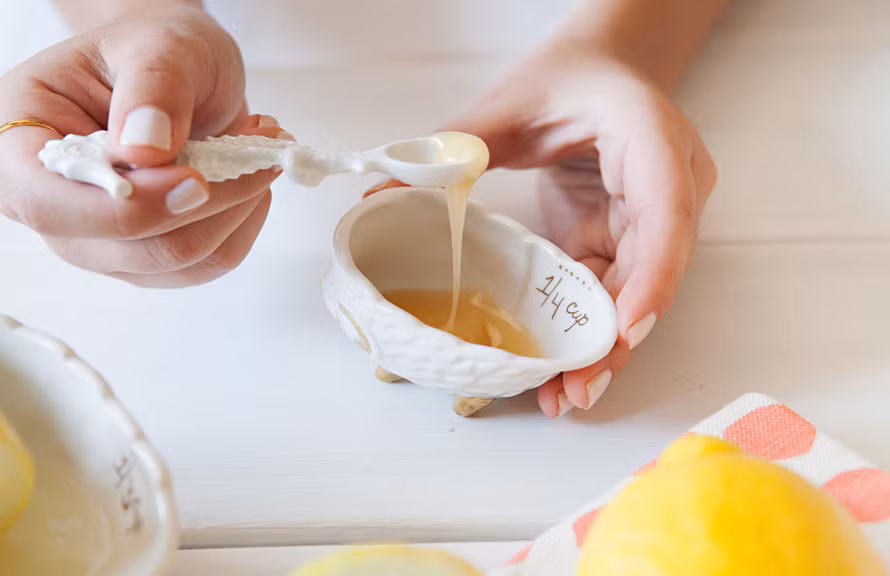 Mật ong thải độc. Vào mùa xuân, cơ thể rất dễ bị mất nước. Mọi người có thể bổ sung nước bằng cách uống một cốc nước mật ong vào buổi sáng và buổi tối. Bên cạnh đó, mật ong giúp thư giãn ruột, ngăn ngừa cảm lạnh và loại bỏ các độc tố cho cơ thể con người. Hơn nữa, một lượng mật ong thích hợp có thể giúp mọi người đối phó với bệnh hen suyễn và ngứa.