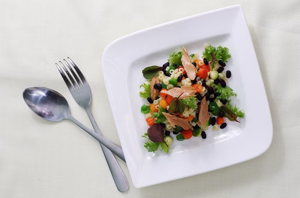 Đậu đen + ớt chuông. Ớt chuông là loại quả có lượng vitamin C ưu việt. Bạn chỉ cần 50g ớt chuông là đã có 60g vitamin C, tương đương với 75% lượng vitamin C cơ thể cần có mỗi ngày. Còn đậu đen chứa hàm lượng anthocyanins cao, giúp chống oxy hóa. Trong một nghiên cứu được công bố trên Tạp chí Dinh dưỡng lâm sàng Hoa Kỳ, phụ nữ ăn nhiều ớt chuông đỏ với đậu đen có sức khỏe tốt hơn nhiều so với những người khác, đặc biệt, hệ miễn dịch của họ cũng được cải thiện rõ rệt.