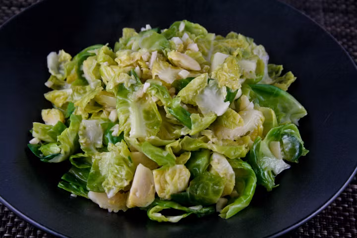 Bắp cải + dầu oliu. Bắp cải chứa những chất dinh dưỡng quan trọng, bao gồm cả vitamin K tốt cho máu và hữu ích với xương. Vitamin K là một loại vitamin tan trong chất béo, có nghĩa là nó được hấp thụ tốt nhất trong một bữa ăn có chứa chất béo. Khi đó, dầu oliu chính là chất béo phát huy tác dụng này. Chất béo chủ yếu là chất béo không bão hòa đơn nguyên, được cho là giúp giảm nguy mắc cơ bệnh tim.