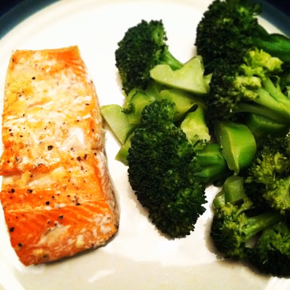 Cá hồi + cải xanh. Để nhận được lượng canxi nhiều nhất có thể, tiêu thụ đủ vitamin D là điều vô cùng quan trọng. Viện Y tế Quốc gia khuyến cáo phụ nữ trưởng thành cần cung cấp 15 mg vitamin D mỗi ngày. Khi da tiếp xúc với ánh sáng mặt trời sẽ sản sinh ra vitamin D, nhưng bạn cũng có thể có được nó bằng cách ăn một số loại thực phẩm, bao gồm cá hồi. Cải xanh giúp làm tăng khả năng hấp thụ vitamin D trong cá hồi. Bạn có thể nướng cá ăn kèm rau cải xanh xào.