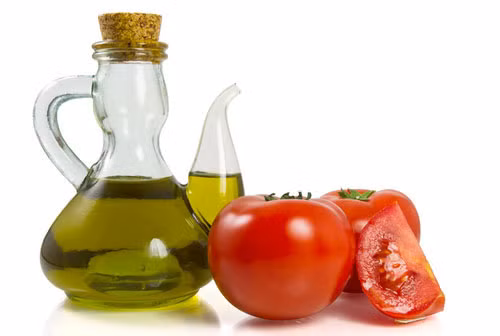 Cà chua + dầu oliu. Cà chua là một thực phẩm chứa cả bốn carotenoid chính (alpha-carotene, beta-carotene, lutein, và lycopene) cùng với ba chất chống oxy hóa (beta-carotene, vitamin E và vitamin C), vì vậy riêng cà chua đã có thể giúp bạn phòng chống ung thư và bệnh tim. Tuy nhiên, bạn sẽ hấp thụ được tối đa những dưỡng chất có trong cà chua nếu như bạn ăn kèm chúng với dầu ô liu, chuyên gia dinh dưỡng của bộ Y tế Hoa Kỳ nhận định.