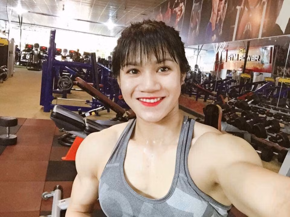 Sự tương phản rõ rệt giữa khuôn mặt dễ thương và thân hình cơ bắp rắn chắc.