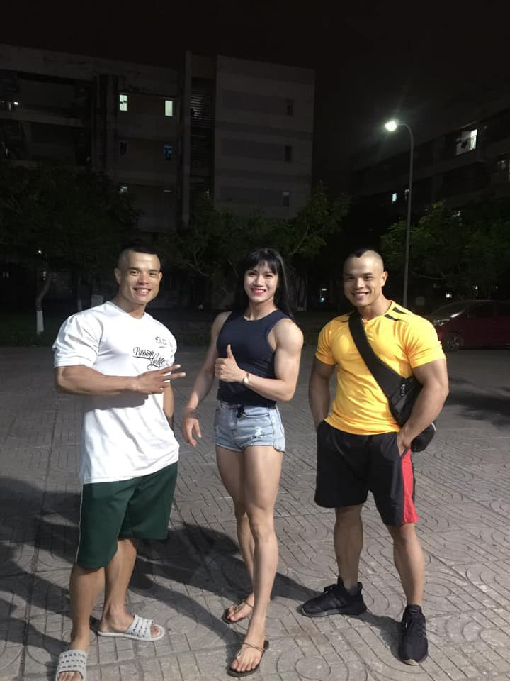 Đáng ngạc nhiên khi cô nàng có gương mặt xinh đẹp, nữ tính khác xa so với tấm lưng trần đầy mạnh mẽ.