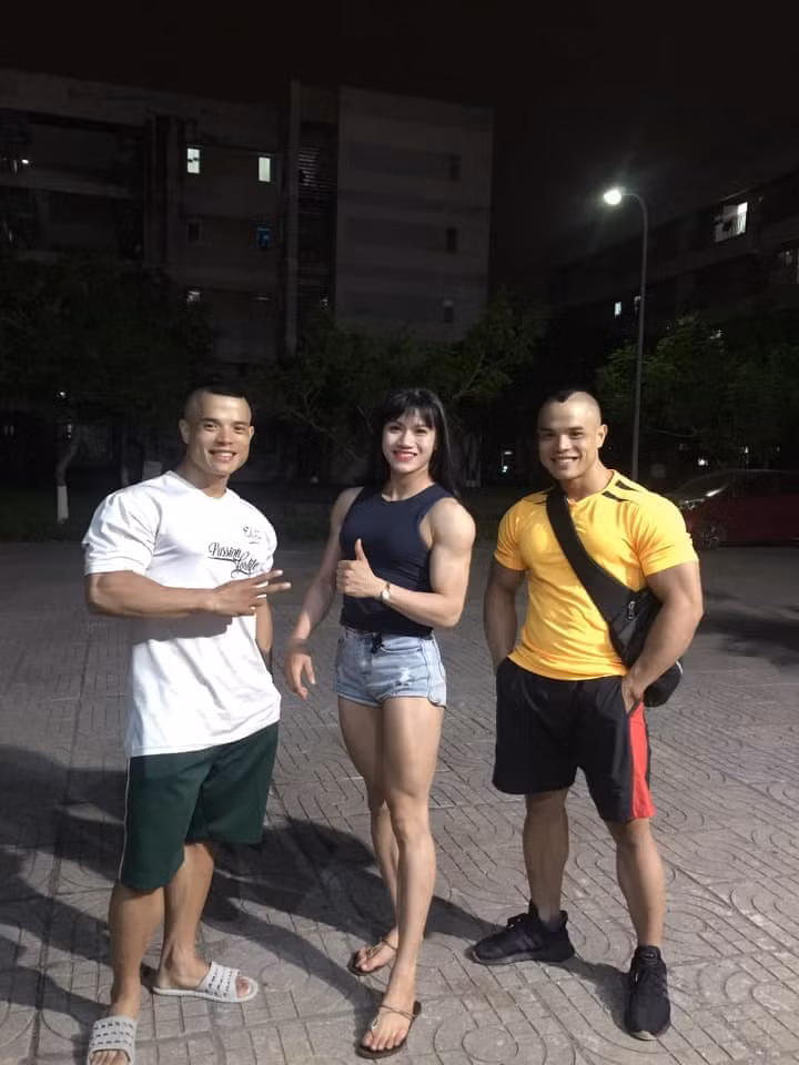 Đáng ngạc nhiên khi cô nàng có gương mặt xinh đẹp, nữ tính khác xa so với tấm lưng trần đầy mạnh mẽ.