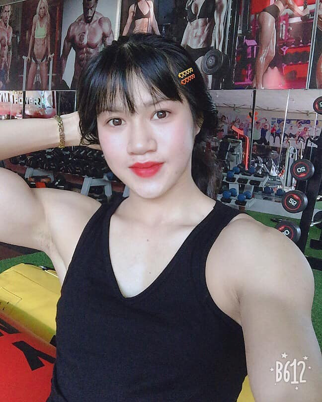 Nếu chỉ nhìn mặt thì có vẻ ổn, nhưng nhìn xuống cánh tay thì không ít người giật mình.