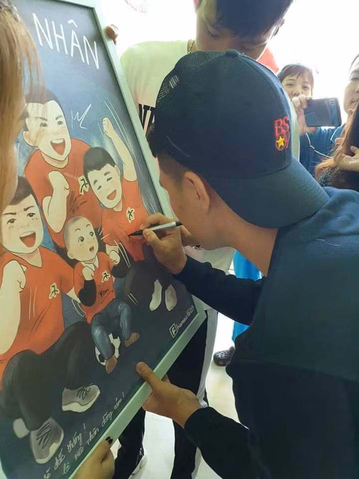 "Dĩ nhiên, sau thành tích thì các chú có hàng trăm việc, trả lời phỏng vấn, gặp gỡ các nhà tài trợ, về thăm nhà, dự event...rồi mẹ con nhận tin nhắn các chú muốn gặp con. 'Chị muốn các chú sẽ gặp cả các bạn con nữa nhé', và các chú đã sẵn sàng ngay".