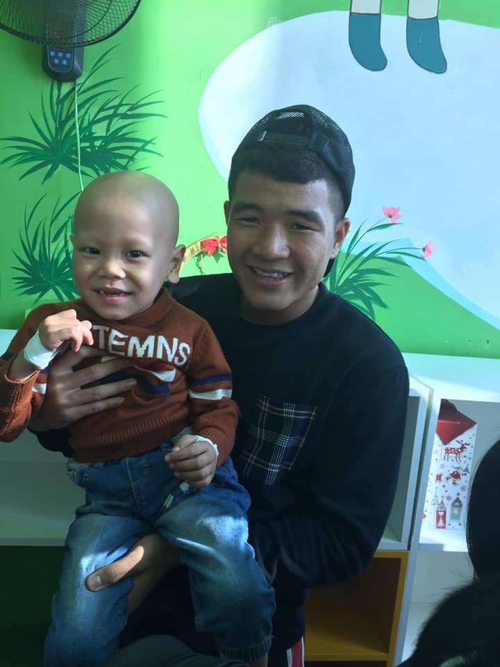 Trước khi ra sân bước vào trận đấu quyết định, một số tuyển thủ Việt Nam đã tham gia chương trình để gặp gỡ và hoàn thành ước mơ của cậu bé Tom 4 tuổi mắc ưng thư não.