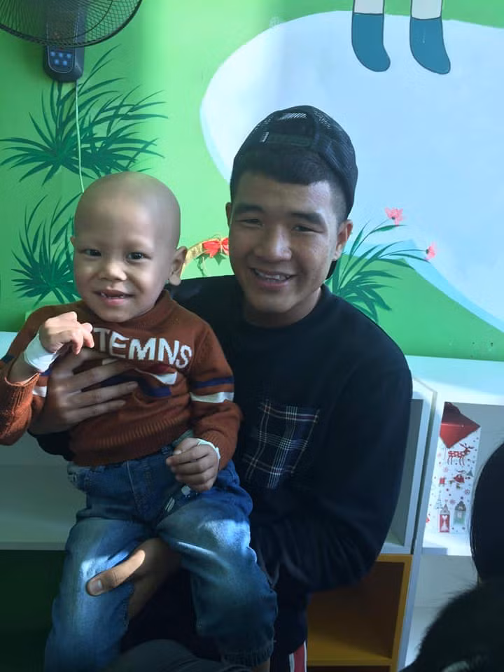 Trước khi ra sân bước vào trận đấu quyết định, một số tuyển thủ Việt Nam đã tham gia chương trình để gặp gỡ và hoàn thành ước mơ của cậu bé Tom 4 tuổi mắc ưng thư não.