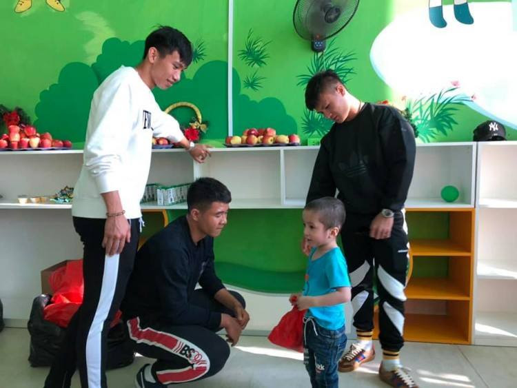 Với sự yêu thích trái bóng và niềm hâm mộ đội tuyển Việt Nam, cậu bé như được tiếp thêm sức mạnh này vượt qua được những đau đớn không thể miêu tả bằng ngôn từ sau 16 lần truyền hóa chất và 2 lần phẫu thuật.