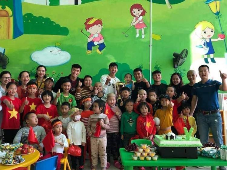 Và một lần nữa, em bé Tom cùng các em bé bị ung thư khác lại như được tiếp thêm sức mạnh, kiên cường chống chọi với căn bệnh ung thư quái ác.