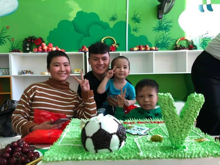 Chị Nguyễn Minh Hà mẹ của Tom đã xúc động hạnh phúc chia sẻ những dòng tâm sự và những hình ảnh này trên trang cá nhân: "Đêm chung kết, dù biết khoảnh khắc Việt Nam chiến thắng và nếu chú Hải bế con chạm tay vào chiếc cup sẽ là hình ảnh đáng nhớ vô cùng nhưng vì lo cho sức khỏe của con nên mẹ con phút cuối không dám cho con ra SVĐ.