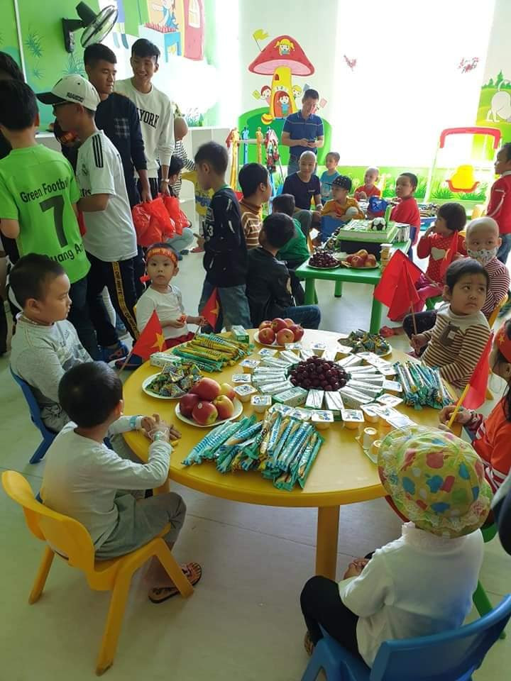 Ngày hôm đó, cả 4 chàng trai trẻ không khỏi xúc động, nhất là Quang Hải và Đức Chinh nước mắt rơm rớm.