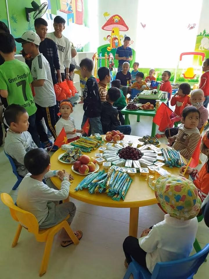 Ngày hôm đó, cả 4 chàng trai trẻ không khỏi xúc động, nhất là Quang Hải và Đức Chinh nước mắt rơm rớm.