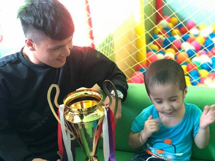 "Mình cùng vào viện. Kết quả là khoảnh khắc này, khi chiếc Cup bản mini được các chú trao tặng cho con. Và ngay trong 'khách sạn' quen thuộc thân thương, cùng sát bên con là bao nhiêu đồng đội thì với mẹ con và bao nhiêu bố mẹ, khoảnh khắc này mới thực sự vô cùng đáng quý".