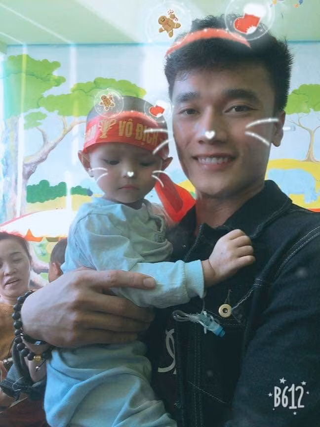 Sự có mặt của các cầu thủ giúp biến điều ước của cậu bé Tom - cậu bé 4 tuổi bị u não thành hiện thực.