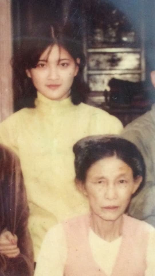 Cô bạn Minh Ngọc cũng khiến dân mạng xuýt xoa khi khoe ảnh mẹ: "Mẹ mình thời thiếu nữ cùng là hoa khôi đấy. Trắng trẻo, cao 1m62 luôn mà".