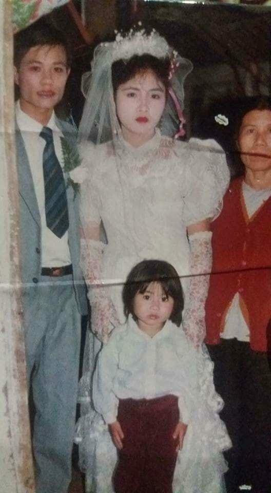 Tú Vũ: "Đám cưới bố mẹ đây! Tuy trang điểm hơi "dị" nhưng mẹ vẫn là hotgirl của lòng tôi".