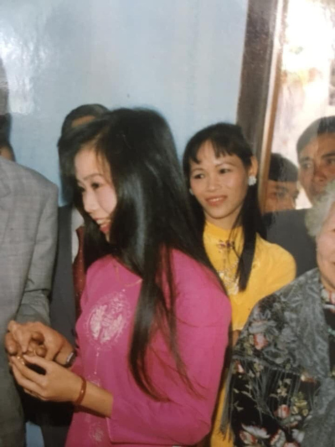 Mái tóc đen dài, khuôn mặt bầu bĩnh tỷ lệ vàng , mũi cao thẳng tắp và đôi mắt tròn thơ ngây của cô gái trong ảnh khiến dân mạng bị "đốn tim" ngay từ ánh nhìn đầu tiên.