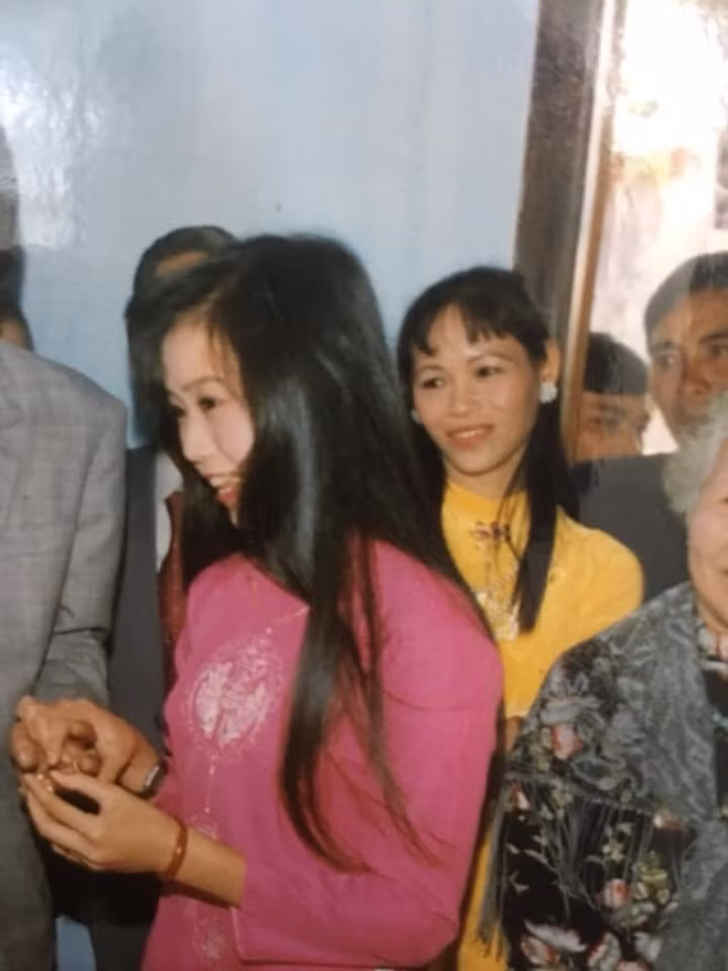 Mái tóc đen dài, khuôn mặt bầu bĩnh tỷ lệ vàng , mũi cao thẳng tắp và đôi mắt tròn thơ ngây của cô gái trong ảnh khiến dân mạng bị "đốn tim" ngay từ ánh nhìn đầu tiên.