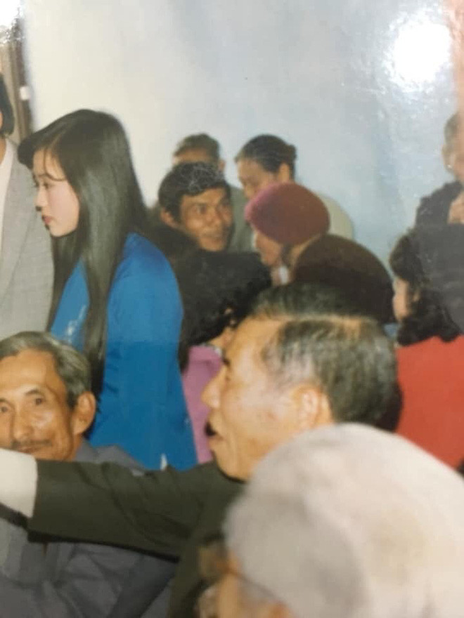 Có thể nhận thấy, mặc dù ngày xưa chưa có máy ảnh xịn, chưa có phần mềm photoshop và app chỉnh hình mà trong ảnh, mẹ của cô gái này vẫn đẹp không thua kém gì hotgirl hay diễn viên.