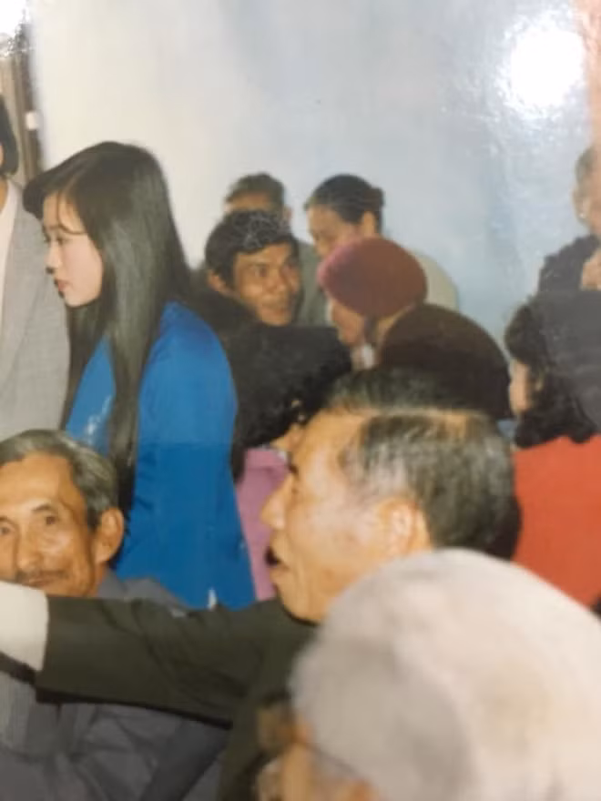 Có thể nhận thấy, mặc dù ngày xưa chưa có máy ảnh xịn, chưa có phần mềm photoshop và app chỉnh hình mà trong ảnh, mẹ của cô gái này vẫn đẹp không thua kém gì hotgirl hay diễn viên.