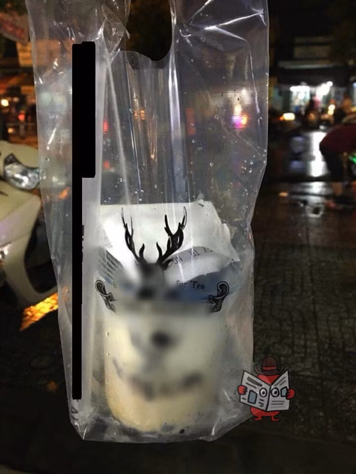 Dan mang buc xuc chuyen tai xe gia mua tra sua bi khach 