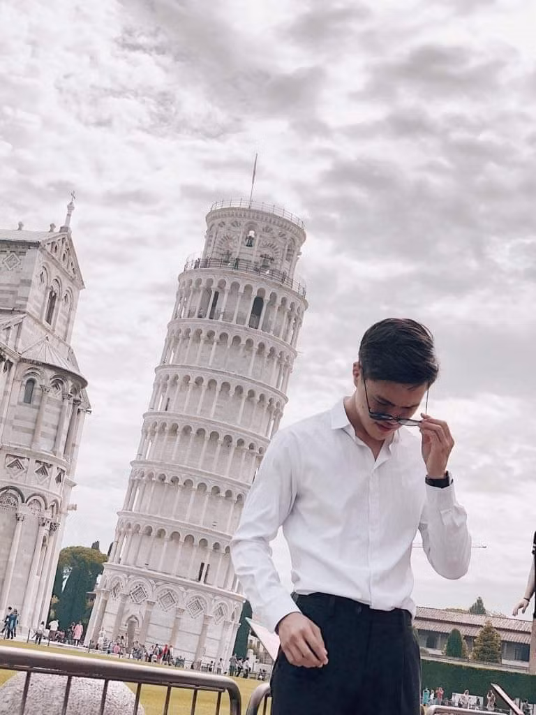 Cậu chia sẻ: "Mình là một người cực kì thích đi du lịch, bất kể là du lịch bụi hay một chuyến du lịch cao cấp. Đối với mình, việc được đến một vùng đất mới, tìm hiểu ẩm thực và văn hóa ở những nơi khác nhau là một điều vô cùng thú vị".