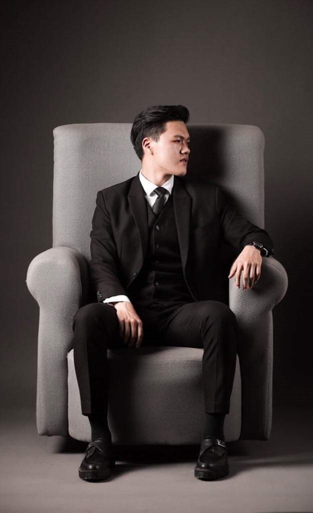 Là một chàng trai sở hữu chiều cao và thân hình lý tưởng, nên cậu bạn cũng dành thời gian mỗi ngày để tập gym, bơi lội và chơi một số môn thể thao như bóng đá, bóng chuyền,...
