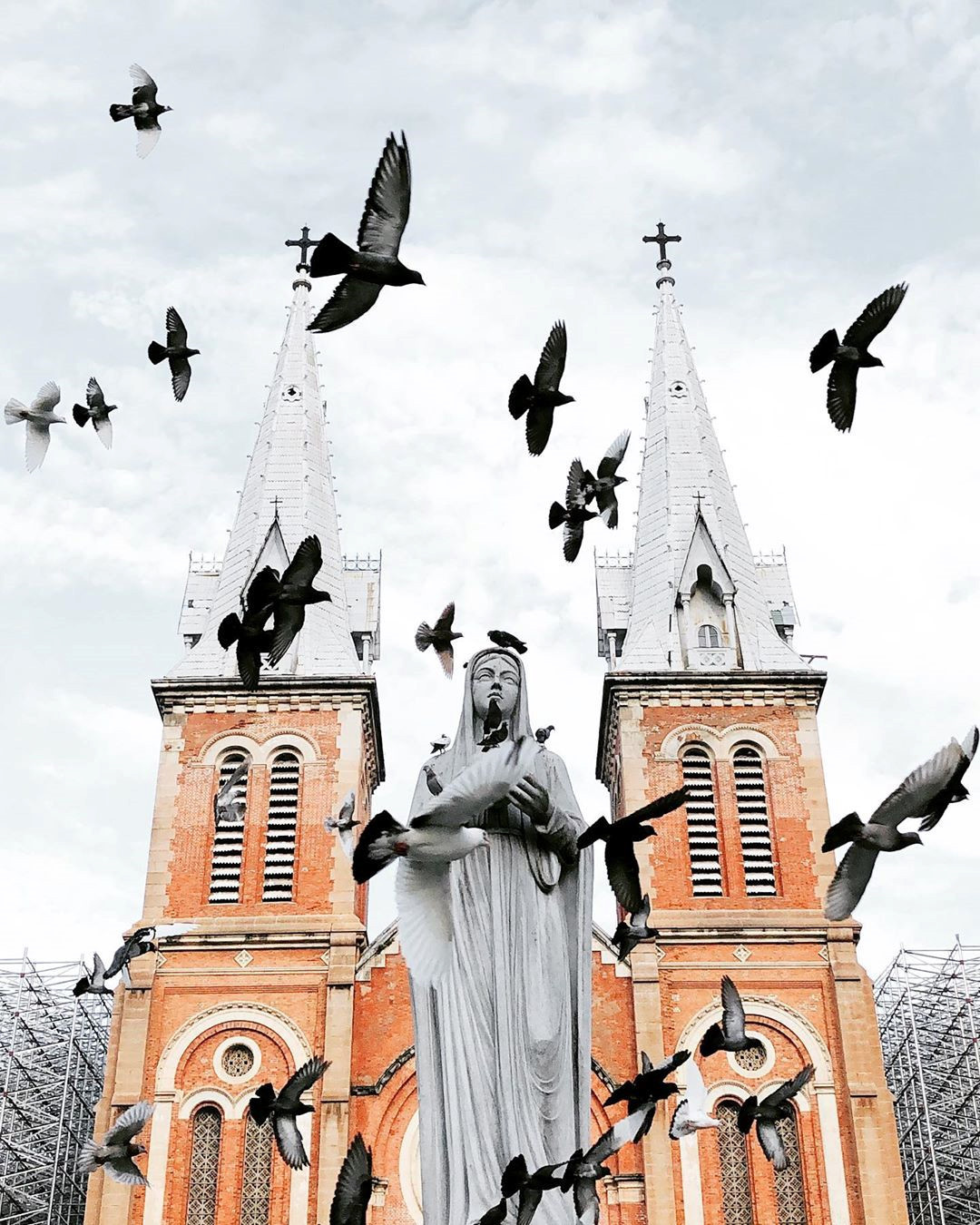 Thay vì chọn cây thông, những người Công giáo ở đây lấy cây chuối để trang trí vào dịp Noel, các ngôi sao lớn cũng là vật tô điểm trước cửa nhà vào những ngày tháng 12. Ngoài ra, bữa ăn theo kiểu phương Tây truyền thống cũng được người dân chế biến và thưởng thức vào đêm đón Chúa ra đời. Ảnh: Moonshot.sid.