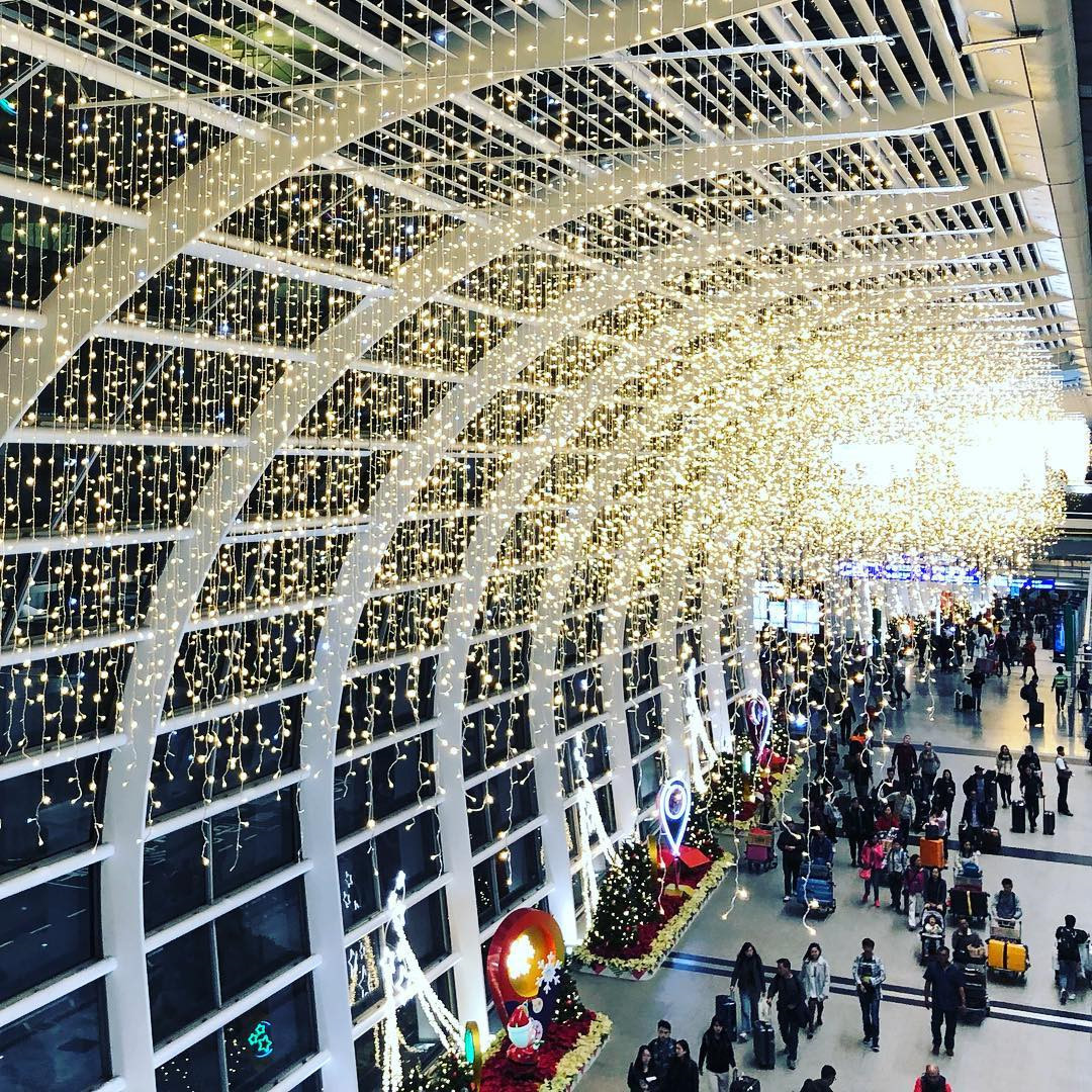 Hong Kong (Trung Quốc): Do ảnh hưởng bởi văn hóa phương Tây trong suốt những năm làm thuộc địa nước Anh, Giáng sinh đã trở thành ngày lễ quan trọng đối với người dân Hong Kong. Cũng giống nhiều thành phố phương Tây khác, cây thông cùng đèn trang trí nhiều màu được trang hoàng khắp các khu phố lớn, trung tâm thương mại, trong nhà...