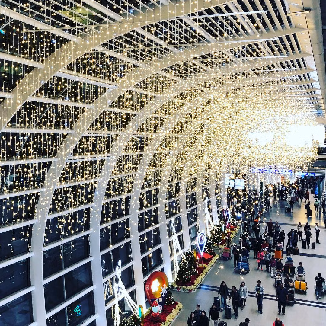Hong Kong (Trung Quốc): Do ảnh hưởng bởi văn hóa phương Tây trong suốt những năm làm thuộc địa nước Anh, Giáng sinh đã trở thành ngày lễ quan trọng đối với người dân Hong Kong. Cũng giống nhiều thành phố phương Tây khác, cây thông cùng đèn trang trí nhiều màu được trang hoàng khắp các khu phố lớn, trung tâm thương mại, trong nhà...