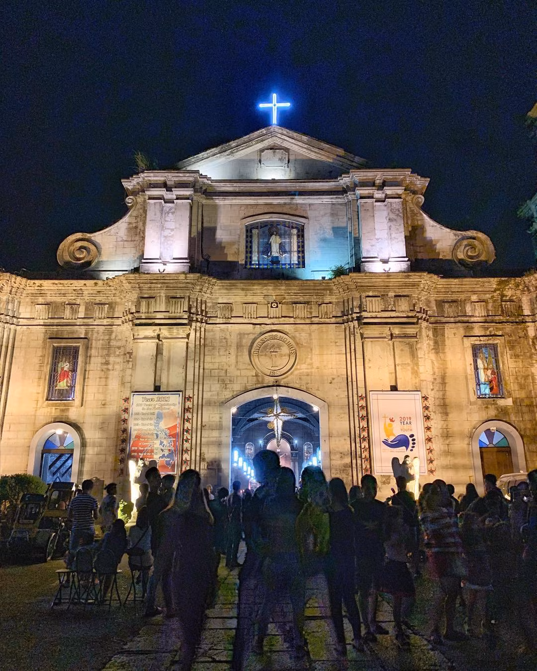 Philippines: Khoảng 80% dân số Philippines là người Công giáo, Philippines cũng là quốc gia theo Thiên Chúa giáo lớn ở châu Á. Giáng sinh được tổ chức trên khắp đất nước, ngoại trừ các khu vực như Mindanao (Philippines) - nơi Hồi giáo là tín ngưỡng chính.