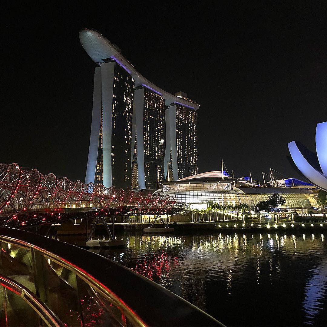 Các trung tâm thương mại, khu du lịch nổi tiếng như vịnh Marina hay các con phố như Orchard... được trang trí lộng lẫy, bắt mắt vào những ngày cuối năm để hưởng ứng ngày lễ Giáng sinh. Ảnh: Blushblushtomat, Thesmartlocalsg.