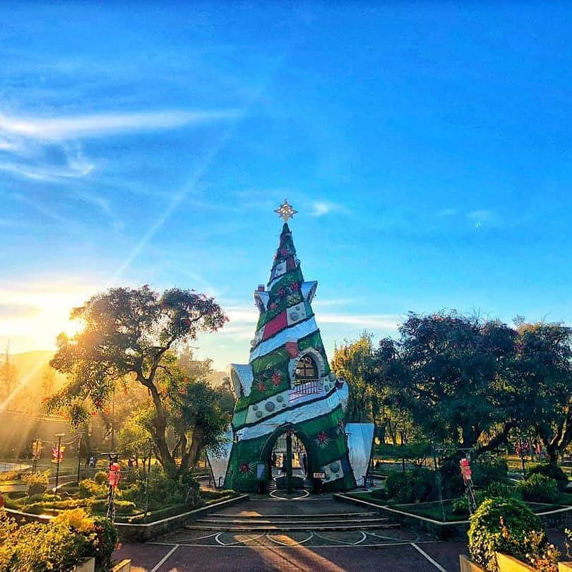 Gần đến ngày lễ, các nhà thờ ở Philippines được trang trí lộng lẫy, các bản nhạc Giáng sinh được phát tự động khắp đường phố ở các tỉnh thành lớn vào những ngày cuối năm. Ảnh: Teteyako, Kat_seantkil.