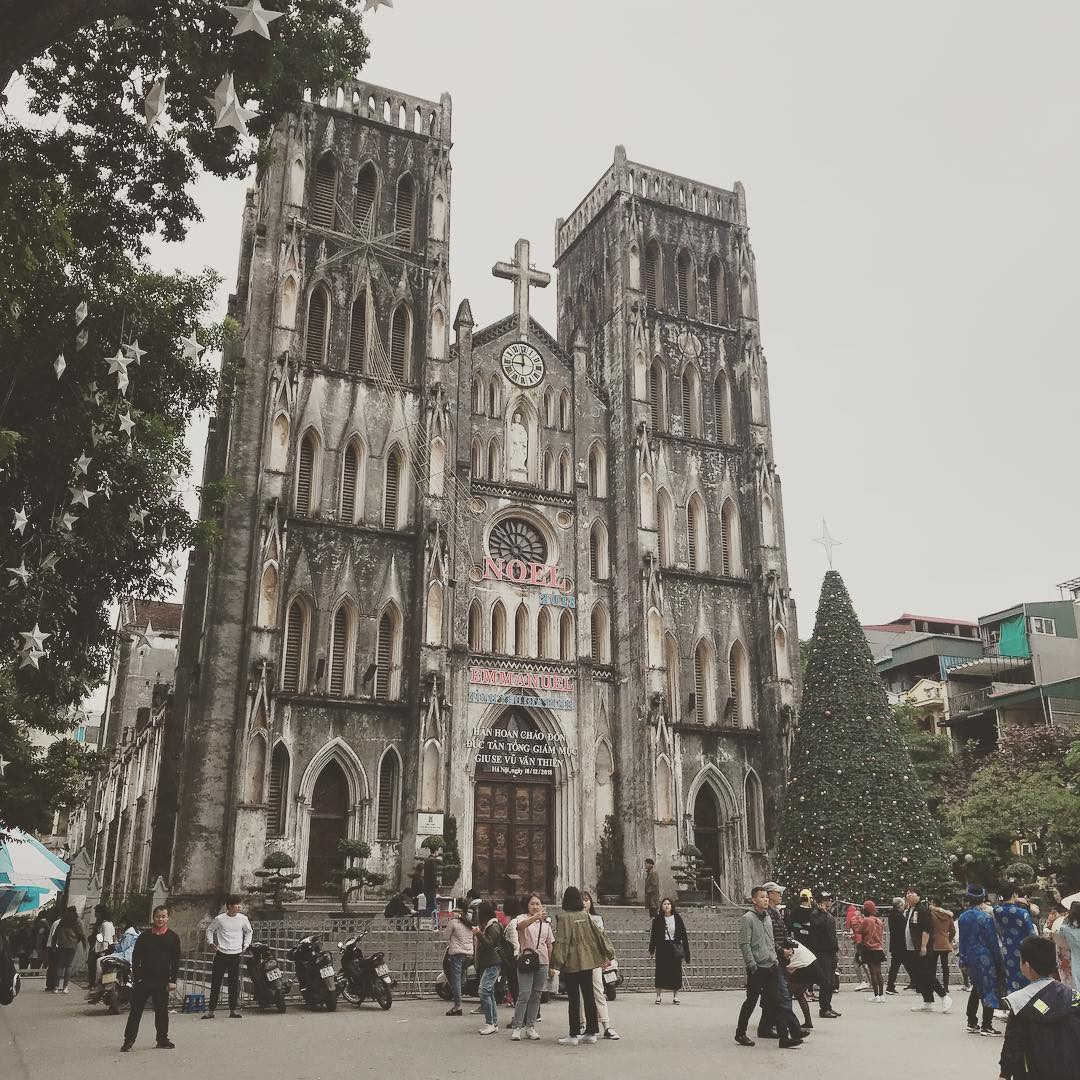 Ấn Độ: Giáng sinh không thật sự phổ biến như một ngày lễ cộng đồng ở Ấn Độ bởi quốc gia này chủ yếu theo đạo Hồi và Ấn Độ giáo, chỉ có khoảng 2% dân số là người Công giáo. Tiểu bang Goa (Ấn Độ) là nơi diễn ra lễ Giáng sinh nhộn nhịp nhất cả nước.