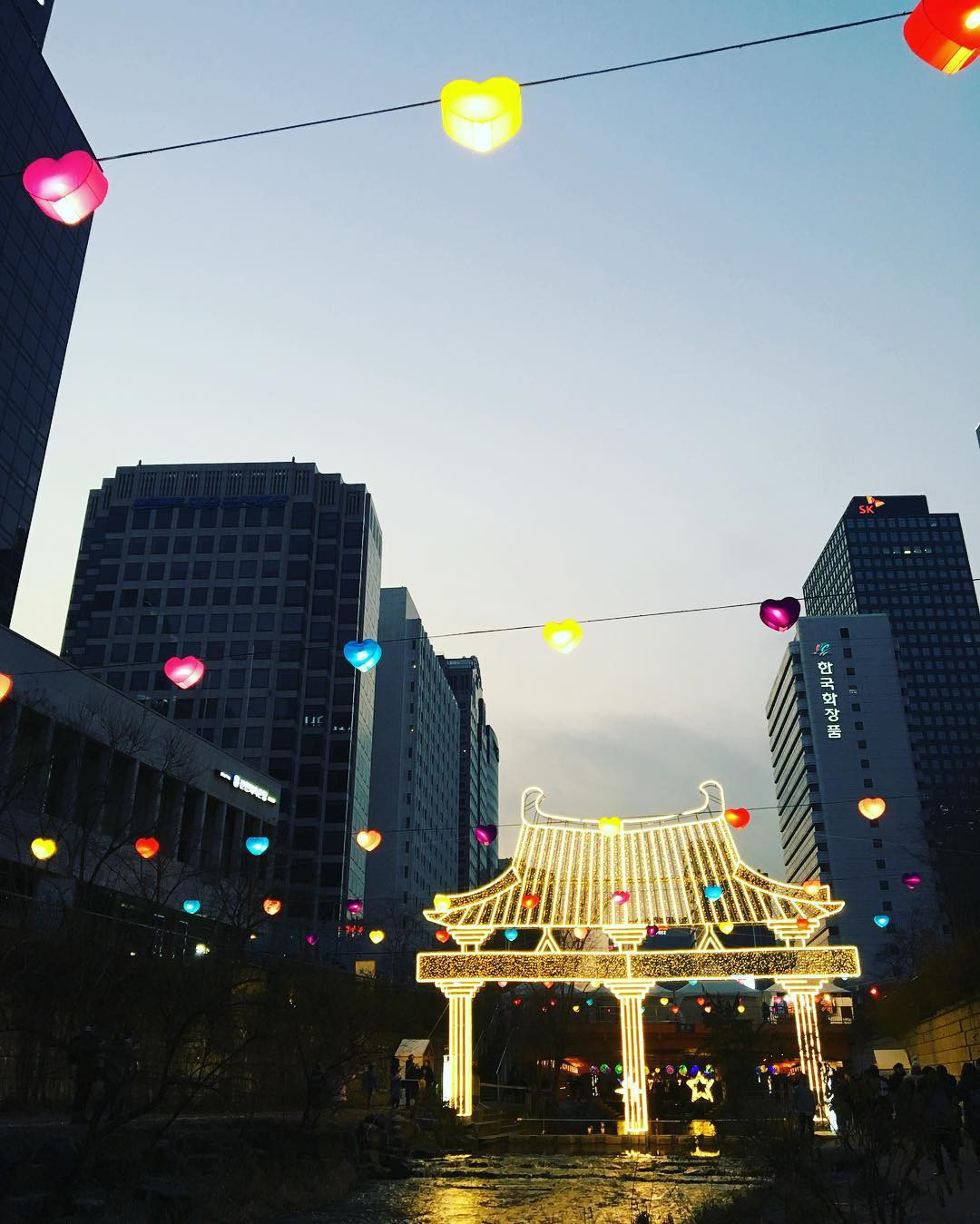 Hàn Quốc: Ki-tô giáo là tôn giáo chính tại Hàn Quốc. Vì vậy, Giáng sinh là một trong những ngày lễ quan trọng trong năm đối với người dân nước này.