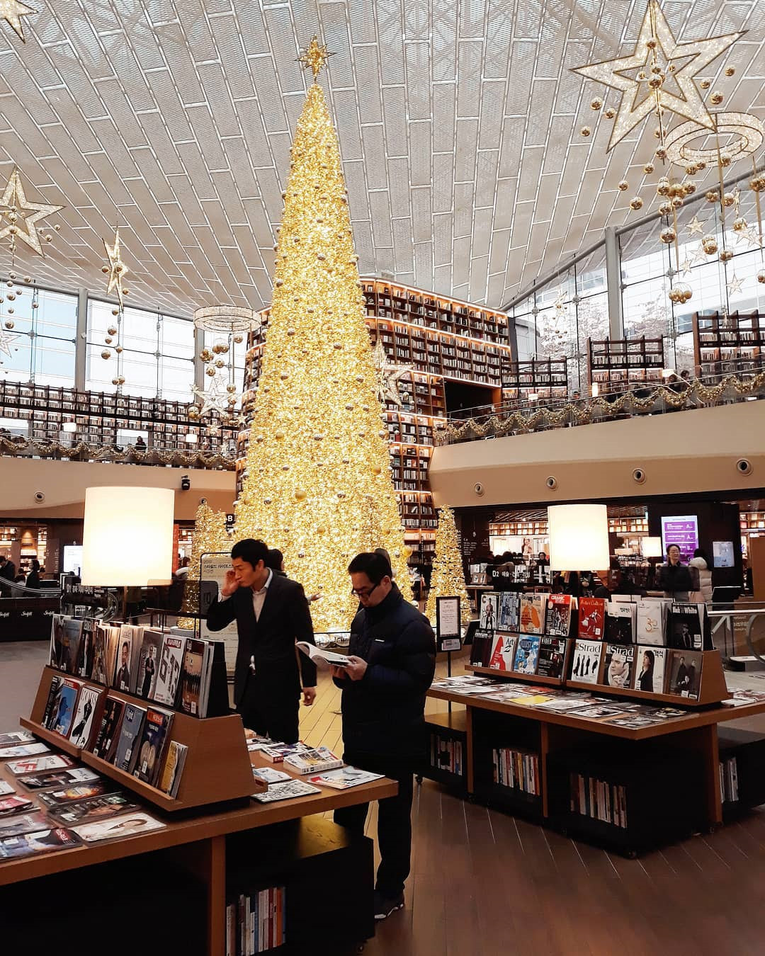 Tặng tiền vào đêm Giáng sinh là một trong những nét văn hóa thú vị của Hàn Quốc vào lễ hội mùa đông.